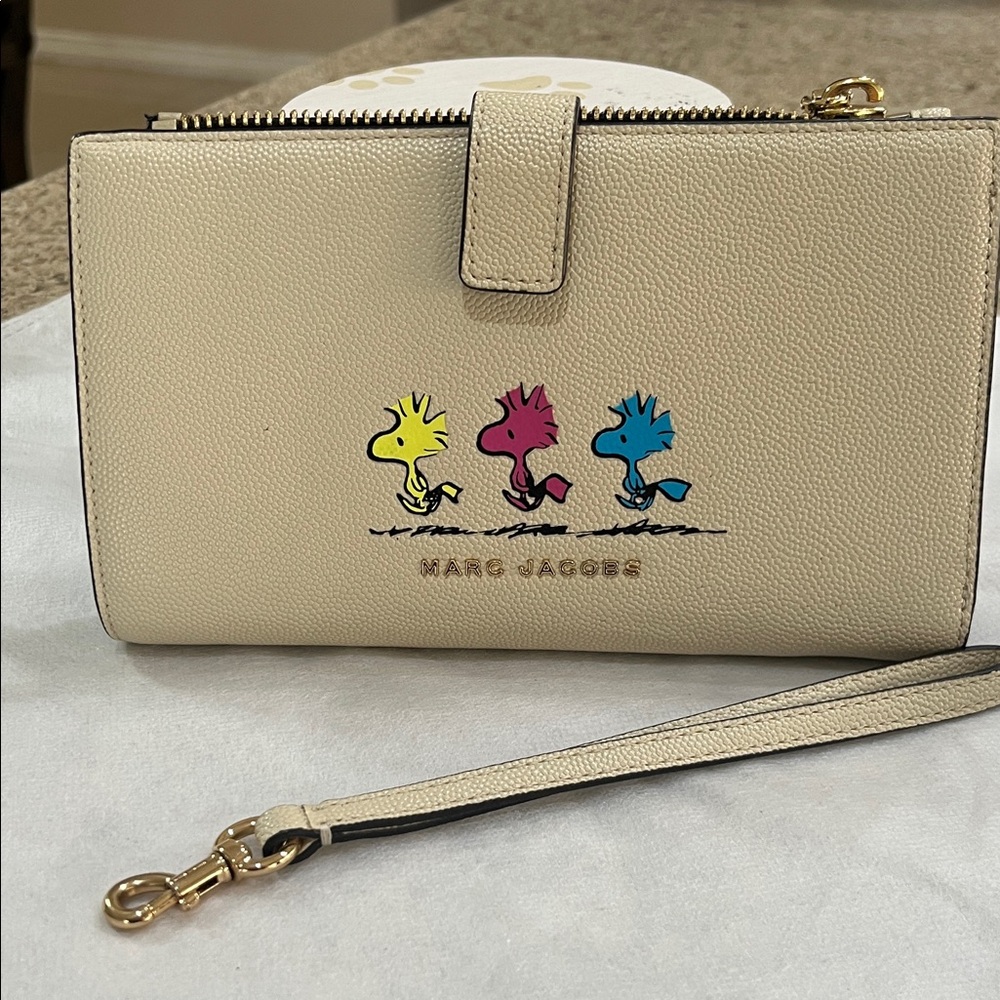 🔥🔥RARE MARC JACOBS PEANUTS/SNOOPY WOODSTOCK WALLET/WRISLET 
Paid $295🔥🔥
